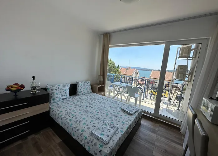 Quiet Bay Къща за гости 4*